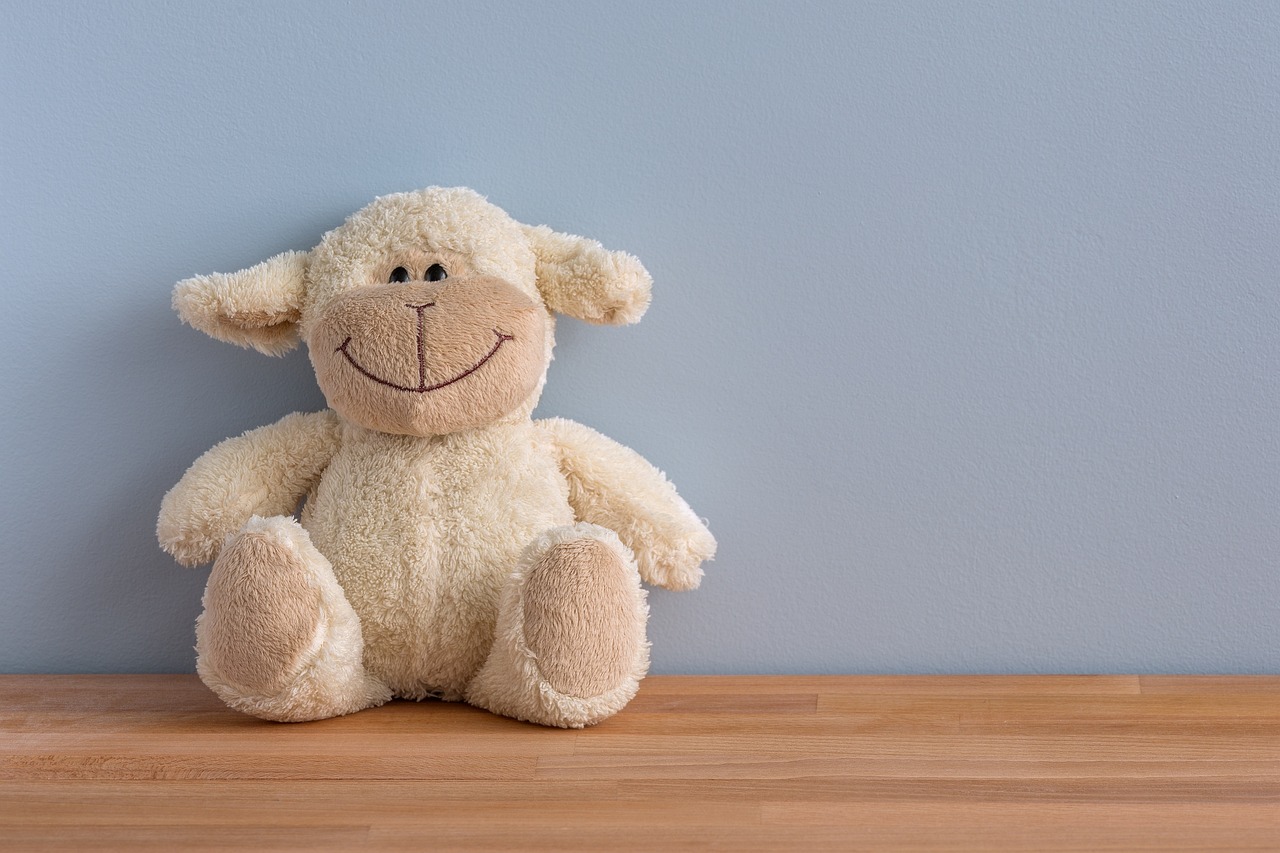 Een piekerende jongere met autisme kan veel baat hebben bij de sensorische en rustige troost van een eenvoudige teddybeer.