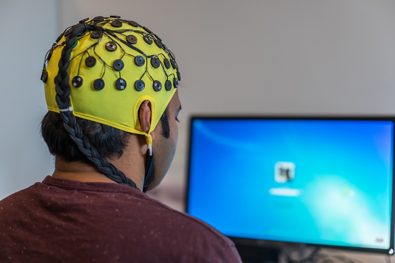 De EEG kan de activiteit van groepjes neuronen nauwkeurig meten. Maar de activiteit van 1 neuroontje, zonder chirurgie? Dat kan alleen in de nieuwste doorbraak in BCi.