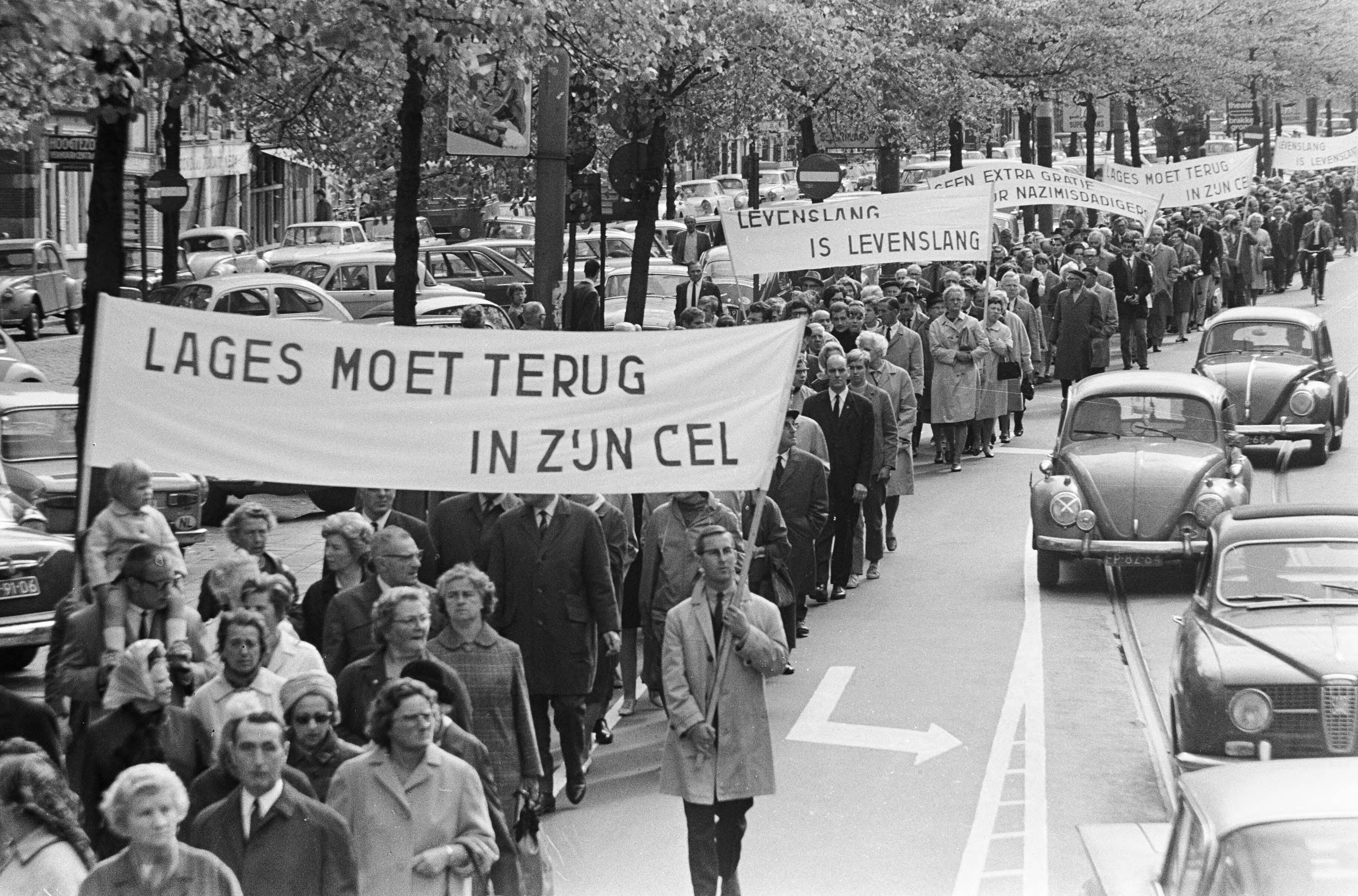 1966: Gevoelens van boosheid en onmacht tijdens een demonstratie in Amsterdam. Oorlogsmisdadiger Willie Lages dreigt Nederlandse justitie te ontglippen.