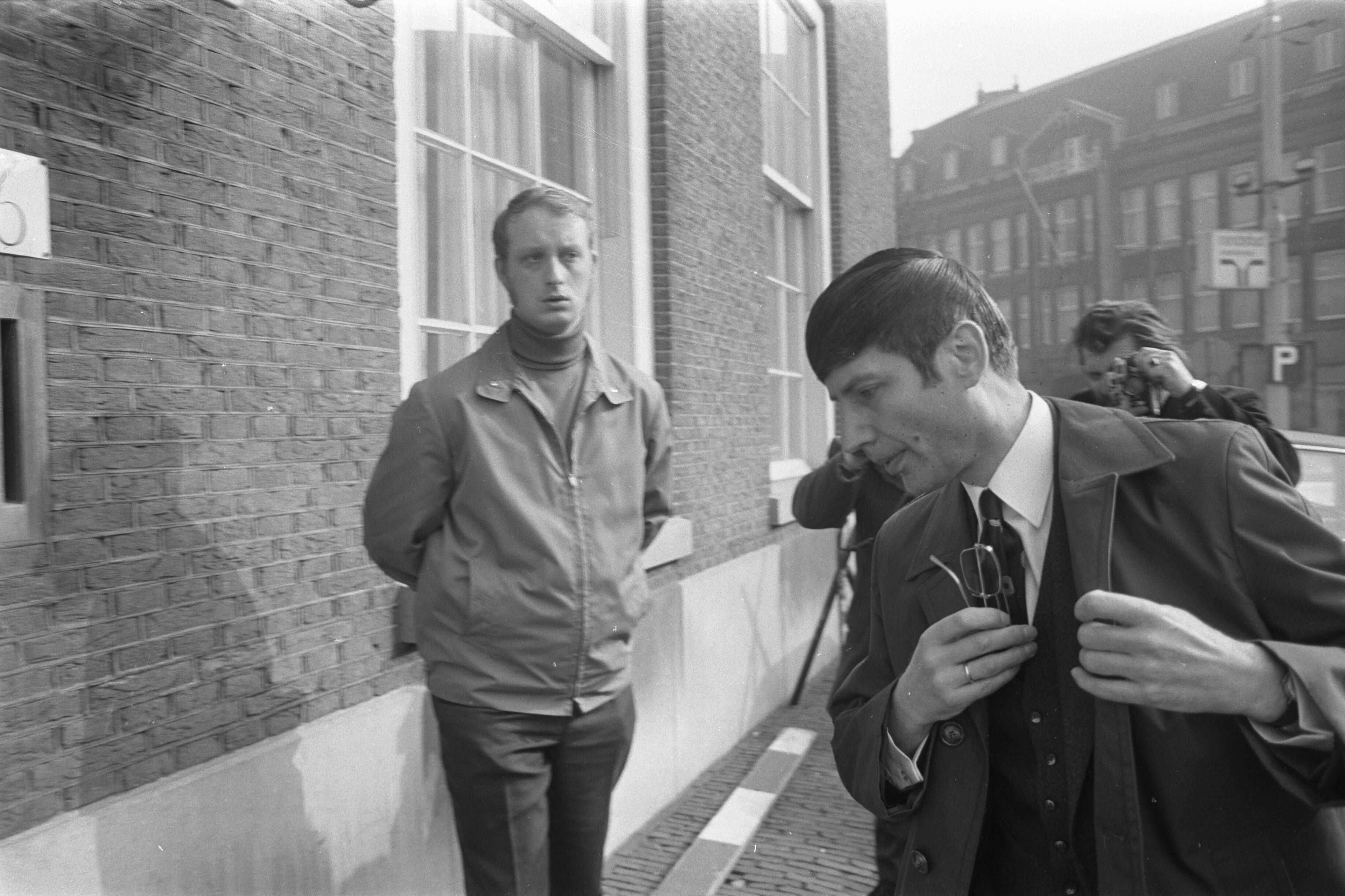 1972: Een jonge Van Agt als minister van Justitie krijgt de woede van het volk over zich heen. De demonstratie is tegen de vrijlating van de Drie van Breda. Hij krijgt zware bewaking, terwijl hij zich haast op het Binnenhof.
