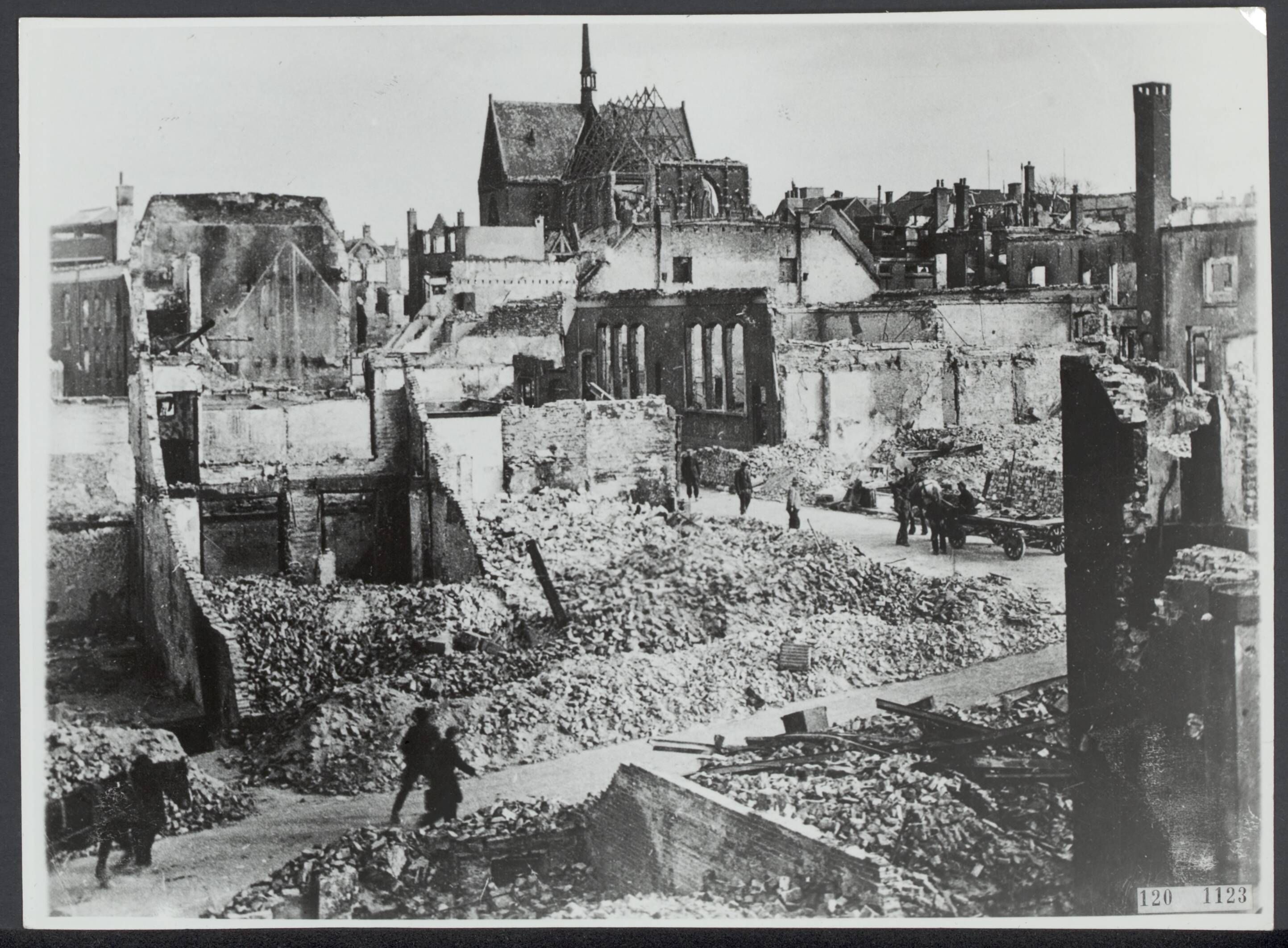 1944: Het huidige Plein 1944 te Nijmegen ligt in puin. Na de oorlog, moest er ook emotioneel en politiek puin geruimd worden in Nederland.