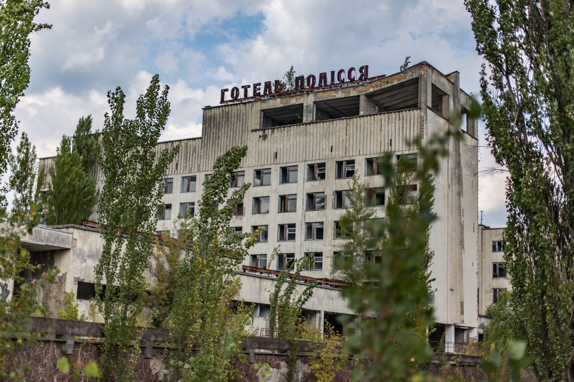 Een verlaten flatgebouw in Pripyat bij Tsjernobyl herinnert na decennia nog aan de risico's van kerncentrales.