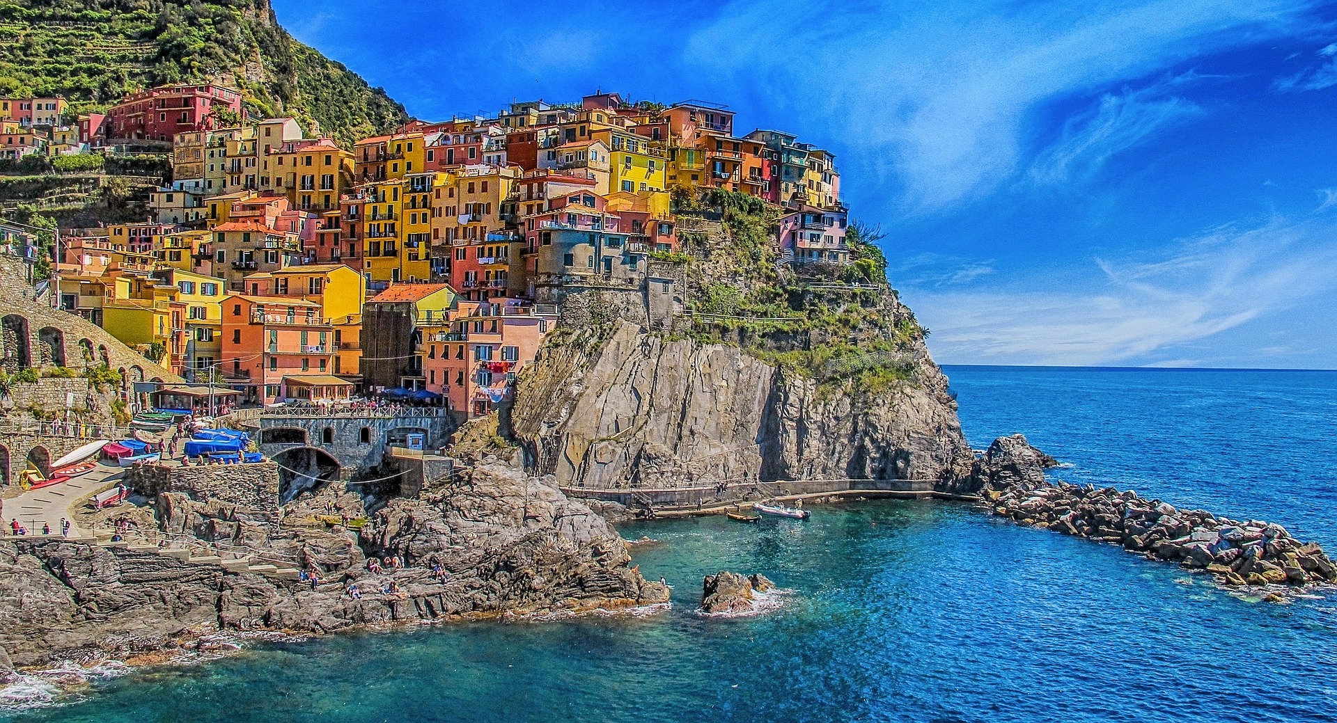 In het stadje Cinque Terre in Italië mengden de vrouwen elkaars restjes verf tot er voldoende was, om hun gevels mee te bedekken.