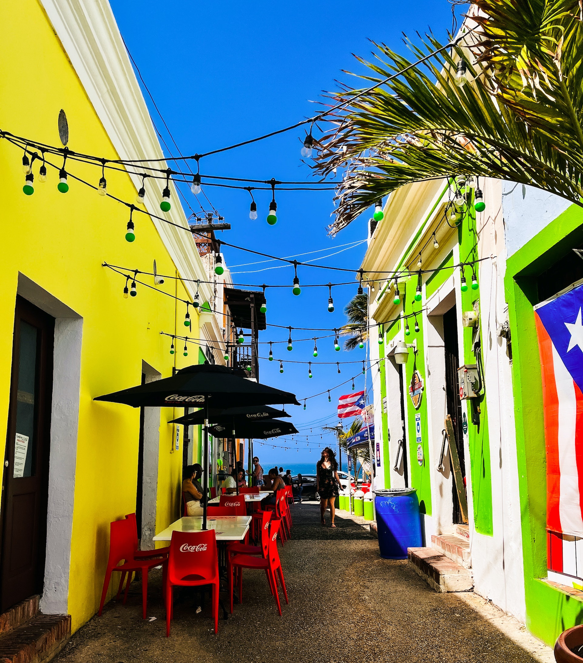 Ook op Puerto Rico zijn de straatjes fleurig en kleurig. Rijke mensen wilden hun status benadrukken en individueel gekleurde huizen werden de mode.