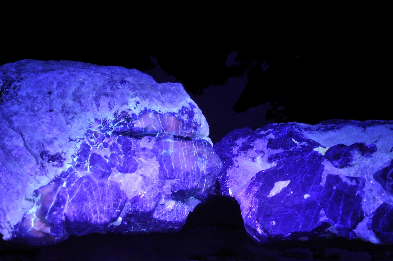 Fluorescentie van lazuriet, bekeken onder een UV-lamp.