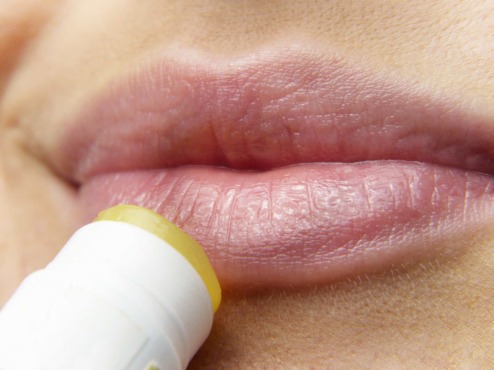 Volle lippen zijn zo gewild, dat de meesten kunstingrepen plegen. Die kunstmatig volle lippen worden dan op hun beurt weer zó populair dat deze -uiteraard ook kunstmatig- nagebootst worden. Een prima voorbeeld van de kringloop van plastische schoonheid.
