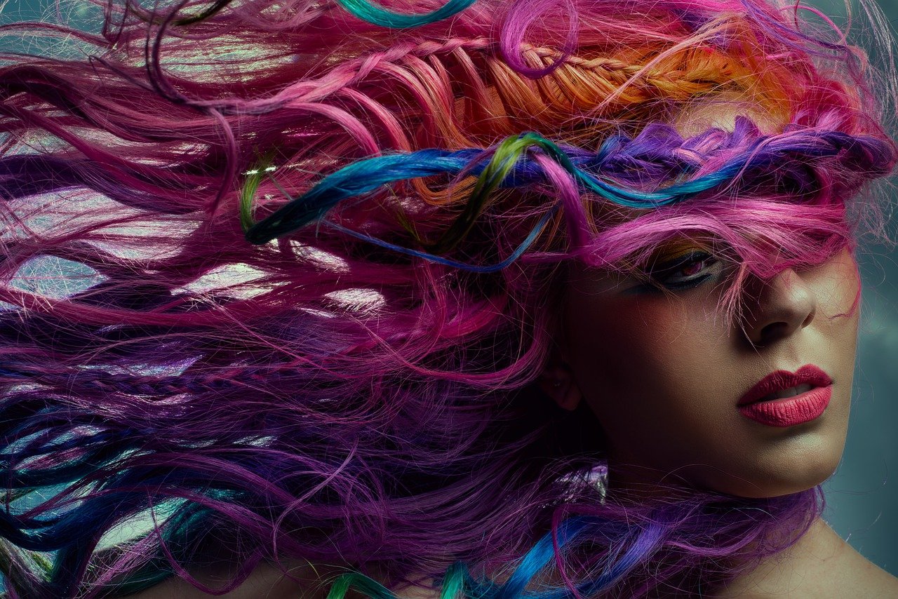 Je ogen zien dat deze mevrouw paars haar heeft. Denk je. In werkelijkheid creëren je hersenen de kleur paars.